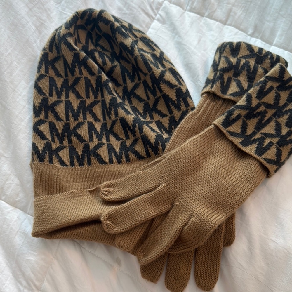 Michael Kors Tan and Black Knit Gloves